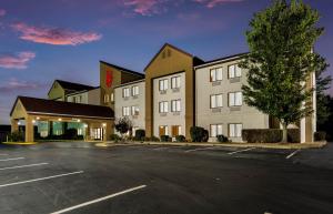 里士满Red Roof Inn Richmond, KY的停车场酒店 ⁇ 染