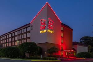 沃本Red Roof Inn PLUS+ Boston - Woburn/ Burlington的上面有红色和黄色 ⁇ 虹灯的建筑