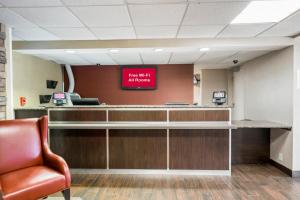 沃本Red Roof Inn PLUS+ Boston - Woburn/ Burlington的医院的候诊室,墙上有红色标志