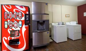 科珀斯克里斯蒂科珀斯克里斯蒂南红顶客栈的房间里的古柯可乐自动售货机