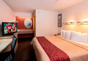 圣安东尼奥圣安东尼奥机场红屋顶酒店的配有一张床和一台平面电视的酒店客房