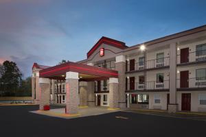 伯明翰Red Roof Inn PLUS+ Birmingham East – Irondale/Airport的加油站的 ⁇ 染