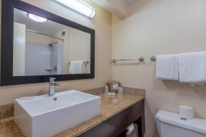 埃尔帕索Red Roof Inn PLUS+ El Paso East的浴室设有白色水槽和镜子