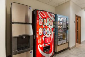 巴拿马城巴拿马城红顶客栈的苏打机旁的古柯可乐冰箱