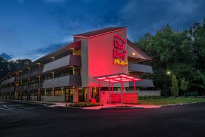克里斯蒂纳纽瓦克威尔明顿红屋顶PLUS+酒店的红色 ⁇ 虹灯标志的红色食物卡车建筑