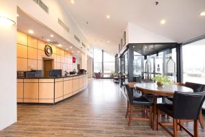 维斯坦顿城Red Roof Inn & Suites Mt Holly - McGuire AFB的大楼内带桌椅的自助餐厅