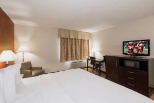 Red Roof Inn & Suites Mt Holly - McGuire AFB客房内的一张或多张床位