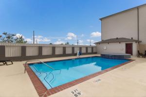 加尔维斯敦Red Roof Inn PLUS + Galveston - Beachfront的一座大楼顶部的游泳池