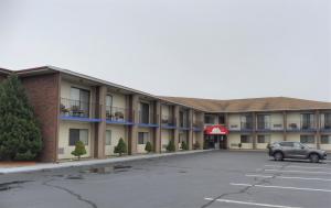 米德尔敦Red Roof Inn & Suites Newport - Middletown, RI的酒店前的停车场