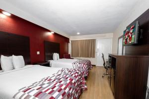 塔拉哈西塔拉哈西大学红屋顶客栈的酒店客房设有两张床和一台平面电视。
