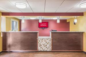 厄兰格Red Roof Inn Cincinnati Airport–Florence/ Erlanger的大堂设有两个车库门,墙上有标志