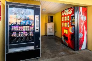 瓦尔多斯塔Red Roof Inn Valdosta - University的饮料自动售货机旁的可可苏打水机