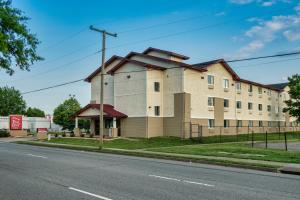 朴次茅斯Red Roof Inn Norfolk - Portsmouth的街道拐角处的大建筑