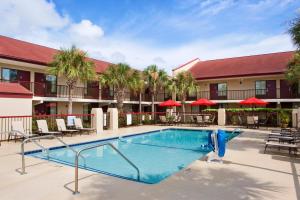 查尔斯顿Red Roof Inn PLUS+ Mt Pleasant - Patriots Point的酒店游泳池设有桌椅