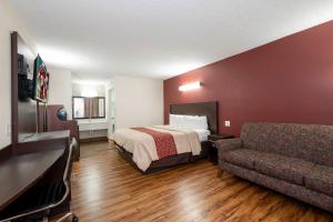 Red Roof Inn Starkville - University的一间客房