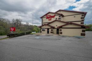 布里斯托尔Red Roof Inn Bristol的停车场内有停车标志的快餐店