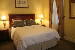 费城莫里斯豪斯酒店的一间卧室配有一张带两盏灯的大型白色床。