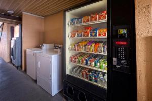 马斯尔肖尔斯Red Roof Inn Muscle Shoals的冰箱里装满了食物和饮料