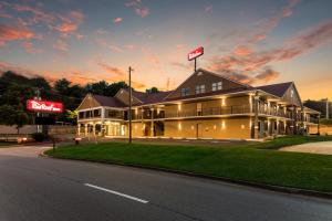 肯尼索Red Roof Inn Atlanta - Kennesaw State University的街道边有标志的建筑物