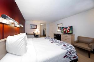默特尔比奇公众市场红屋顶客栈酒店客房内的一张或多张床位