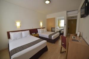 齐克拉约温梅尔赌场及酒店的酒店客房配有两张床和一张书桌