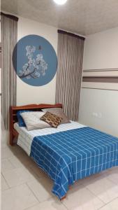 ZanderijRumanija's Airport Rooms的一间卧室配有蓝色的床和蓝色的毯子