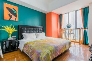 广州薰衣草之家（番禺万达/万博中心热门商圈）的一间卧室拥有橙色和蓝色的墙壁,配有一张床