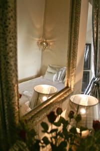 马拉喀什格尔法美庭院旅馆的镜子反射着卧室,卧室里配有一张床