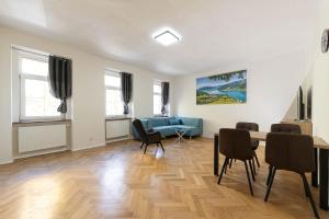 比尔森Apartsee Wellness Plzeň的客厅配有蓝色的沙发和椅子