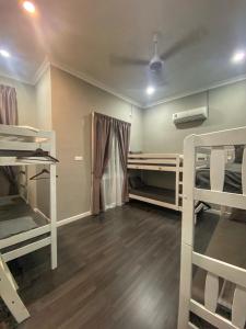 瓜拉丁加奴Shafickza Guesthouse的带两张双层床的客房和铺有木地板的客房