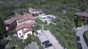 萨罗Agriturismo Milord的享有带停车场的大房子的空中景色