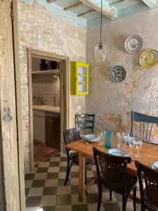 马翁Sant Roc的一间带木桌和椅子的用餐室