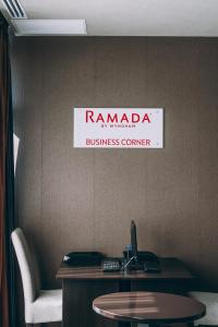康斯坦察Ramada by Wyndham Constanta的墙上挂着一个标语,上面写着一个拉马达商务中心