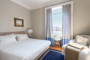 米兰帕蒂尼宾馆的卧室配有床、椅子和窗户。