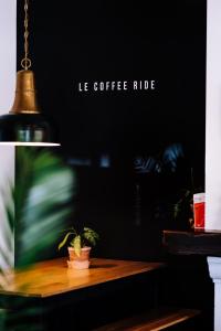 斯塔沃洛Le Coffee Ride Cycling Cafe的木桌上盆栽的植物