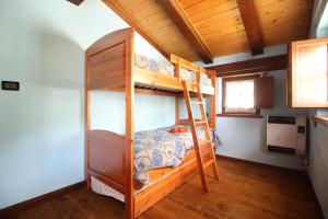 切雷索莱雷阿莱La terrazza的小屋内设有一间带两张双层床的卧室