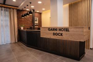 布拉迪斯拉发Garni Hotel DOCK Bratislava的大堂内读取露营酒店狗的标志