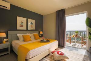 斯基亚索斯镇Vigles Sea View, Philian Hotels and Resorts的一间带大床的卧室和一个阳台
