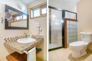 圣克里斯托瓦尔-德拉斯卡萨斯Hotel Posada El Zaguán的浴室的两张照片,配有卫生间和水槽