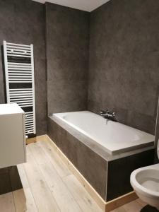 斯帕Luxury Spa Hotel - Francofolies的带浴缸和卫生间的浴室。
