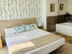 蒙帕亚Hotel Finca Alcamino的一间卧室配有一张床和浴缸