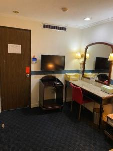 台南光华大饭店的酒店客房配有书桌和镜子