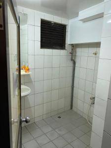 台南光华大饭店的带淋浴和盥洗盆的浴室