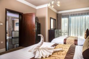 兹蒂尔Mountain Resort Residences的酒店客房设有两张床,床上有天鹅