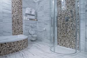 兹蒂尔Mountain Resort Residences的带淋浴、卫生间和浴缸的浴室
