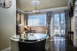 兹蒂尔Mountain Resort Residences的客厅配有玻璃桌和沙发