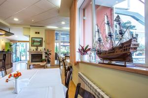 格拉瓦塔斯Family Hotel Saint Konstantin的墙上有海盗船的用餐室