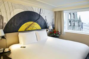 Mercure Liverpool Atlantic Tower Hotel客房内的一张或多张床位