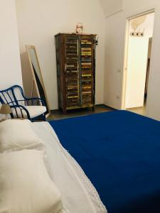 滨海波利尼亚诺Zì Marì - Via Sirene的一间卧室配有蓝色的床和梳妆台