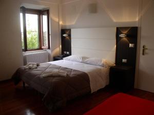 佩鲁贾普瑞玛维拉迷你酒店的一间卧室设有一张大床和一个窗户。